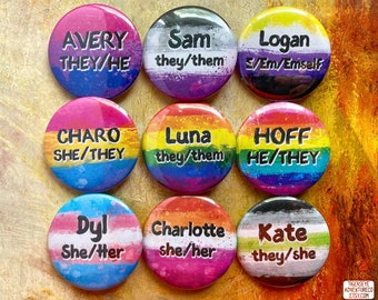 Gemalte Pride Flag Custom Name & Pronomen Buttons - Personalisierter Button mit Ihrer Wahl des LGBTQIA + Flaggenhintergrundes, Massenoptionen verfügbar!