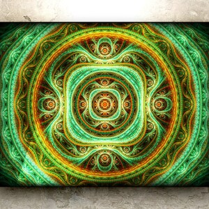 Puede incluir: Impresión en lienzo enmarcada con un diseño fractal abstracto. La obra de arte muestra círculos concéntricos y formas cuadradas en tonos verdes, naranjas y amarillos, creando un efecto visual cautivador. La pieza está montada en una pared de tono neutro.
