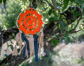 Haak Dromenvanger in oranje kleur, linnen en jute linten, ingelijste Dromenvanger, wandversiering, boho decor