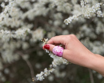 Anillo de declaración de madera, anillo de banda ancha, floral rosa, boho