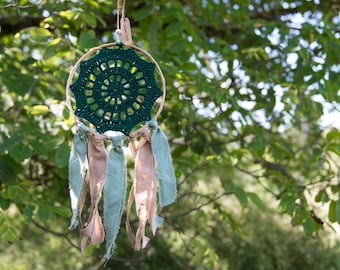 Ganchillo dreamcatcher en color verde, lino y cintas de arpillera, dreamcatcher enmarcado, decoración de pared, decoración boho