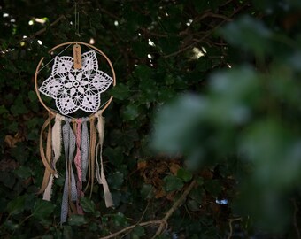 Gehaakte dromenvanger in witte kleur, linnen, jute en kanten linten, ingelijste dromenvanger, wanddecoratie, boho decor