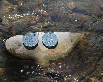 Round wood earrings, daisies, dangle earrings, round shape, handmade, vintage, boho