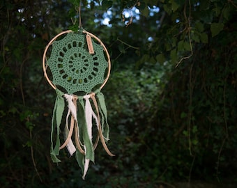 Haak dreamcatcher in olijfgroene kleur, linnen en jute linten, ingelijste dreamcatcher, wanddecoratie, boho decor