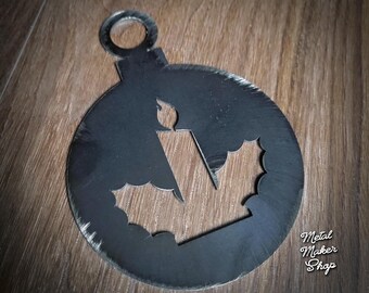 Adorno navideño de metal: diseño de vela y acebo