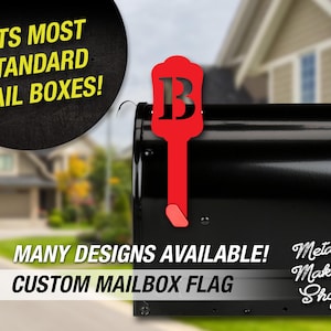 Peut inclure: Drapeau de boîte aux lettres en métal rouge avec la lettre "B" dans une police décorative. Le drapeau est fixé à une boîte aux lettres noire. Le texte "FITS MOST STANDARD MAIL BOXES!" est dans un cercle jaune en haut à gauche. Le texte "MANY DESIGNS AVAILABLE! CUSTOM MAILBOX FLAG" est en texte blanc sur fond noir en bas à gauche. Le texte "Metal Maker Shop" est en texte blanc sur fond noir en bas à droite.