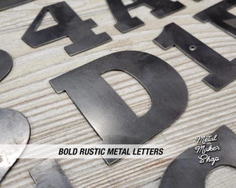 Letras y números metálicos rústicos en negrita, fuente Serif Slab