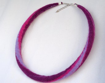 Felted necklace in swirled purple pink, felt jewelry lilac aubergine raspberry shades, natural sustainable jewelry, 57cm/22.8inch, size L-XL