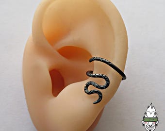 Handgefertigtes Conch-Piercing aus geschwärztem Niob, Größe 16G (1,2 x 12 mm).