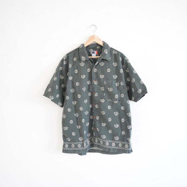 PATTERNED BUTTON UP || size mens large || 90s || shirt || short sleeve || lightweight || green || paisley || all over print || vintage!