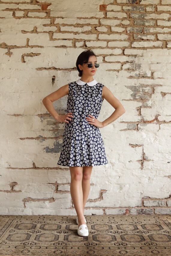 Vintage • 1960s • Peter Pan • collar• Daisy • flow