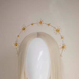 Couronne halo de fleurs dorées : coiffe nuptiale de déesse