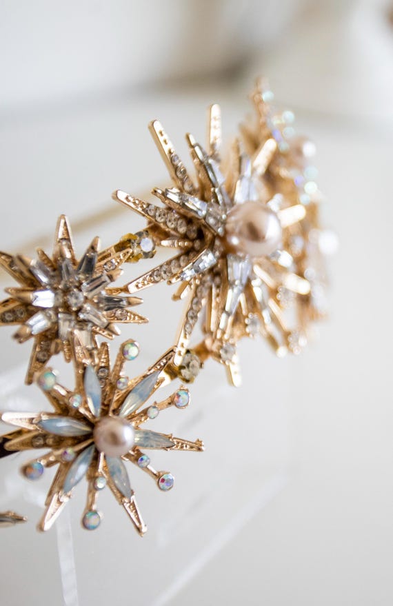 Celestial Gold Star Bridal Crown – Starburst Wedding Headpiece with Pearls, Crystals