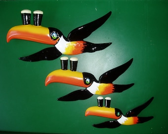 Conjunto de tres tucanes voladores estilo GUINNESS, pintados a mano con aerógrafo.