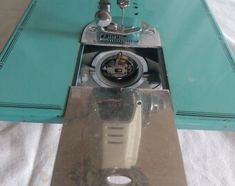 Vintage ATLAS Deluxe Precision Portable Sewing Machine No Vintage ATLAS Deluxe Precision Portable Sewing Machine No