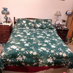 Reversible Full or Queen Green Floral 3 Piece Comforter / Sham Set