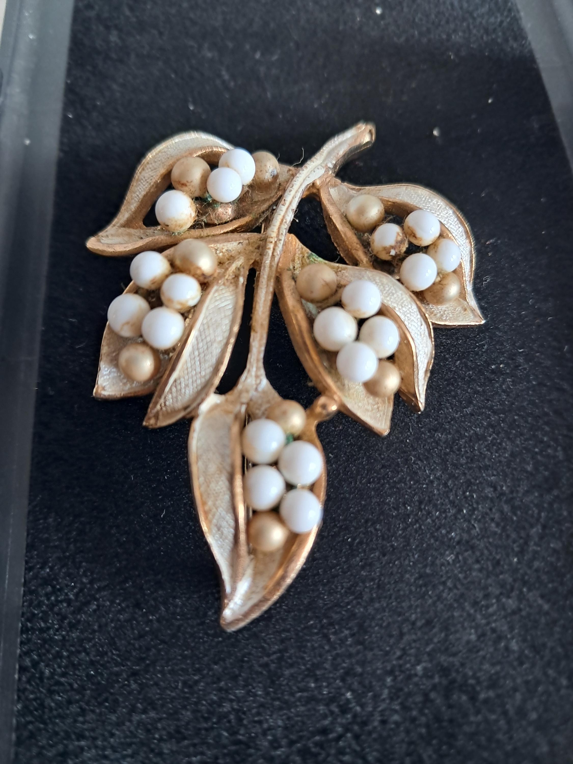クレイマー ブローチ ヴィンテージ リーフ ホワイト エナメル フェイク