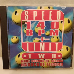 Op de afbeelding: Een CD-hoes met een roze en wit ontwerp. De tekst op de hoes luidt "Speed 140 BPM + Limit Two. More Sounds of London Hardcore Techno".