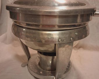 Rechaud portátil vintage para alimentos, com acabamento martelado, suporte e aquecedor. Alumínio.