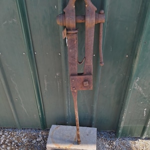 Herramienta de yunque de forja de tornillo de banco de pata de poste de herrero antiguo vintage