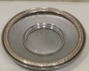 Rogers Mfg 1950 Prato de servir pequeno com borda em prata esterlina e corpo em vidro cortado