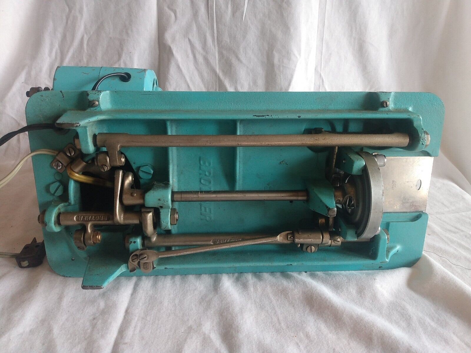 Vintage ATLAS Deluxe Precision Portable Sewing Machine No Vintage ATLAS Deluxe Precision Portable Sewing Machine No