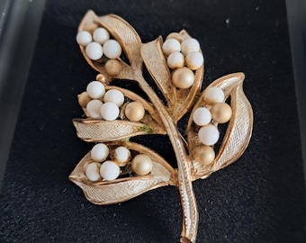 Broche Kramer Vtg Folha Esmalte Branco Pérolas Falsas Dois Tons