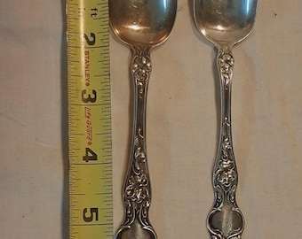 Duas colheres de prata esterlina R.W. Wallace & S com padrão floral violeta, 37 g.