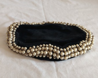 Chapéu fascinator feminino Clover Lane 1950 pérola e veludo preto