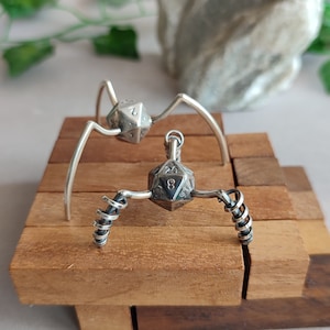 Dadi a 20 facce con gambe in argento sterling // Scappando D20 // Figure di dadi // piccoli "Dicewalkers"