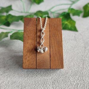 Kinetischer Anhänger mit Onyx und Brgkristall // Spielanhänger aus Sterling Silber mit beweglichem Element // Spiraling Bars