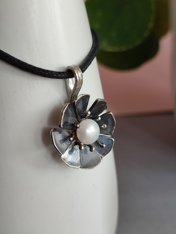 Spinning flower pendant sale