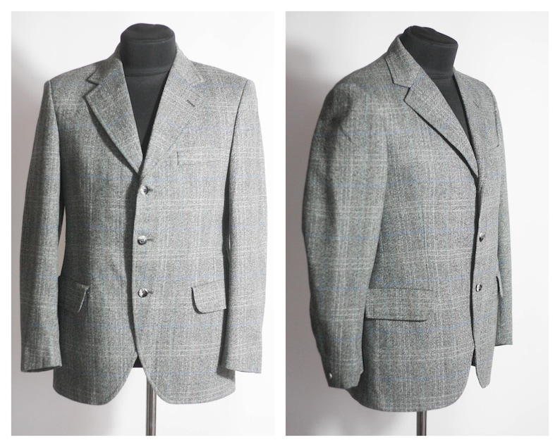 Pu&ograve; includere: Un blazer grigio a quadri con tre bottoni e tasche a patta.