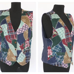 Può includere: Un gilet blu in patchwork con una varietà di colori e motivi, tra cui scozzese, floreale e geometrico. Il gilet ha un collo a V e chiusura con bottone.