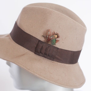 Beige fedora hat Size small 55 Men&#39;s fedora Tan fedora Retro hat Felt fedora Classic fedora Hat for men Homburg hat Man boho hat Feathers