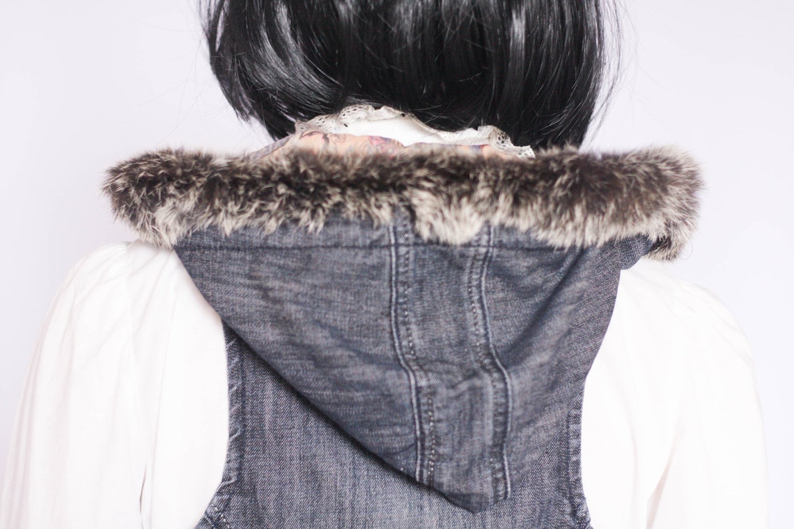 Vintage denim jacket Hooded jacket  Fur vest Women's jacket Denim vest 90s jacket Sleeveless Jean jacket Waistcoat Casual blue jacket Autumn, foto 3 di 5
