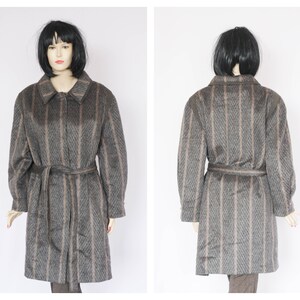 Peut inclure: Un manteau en laine à rayures brunes et roses avec une ceinture. Le manteau a un col et des manches longues.