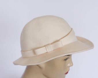 Vintage women\'s wool fedora with pin and feather detail neutral oatmeal wool hat Vintage Women main image 2