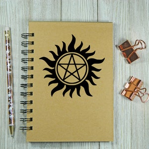 Cuaderno/diario con pentagrama de inspiración sobrenatural