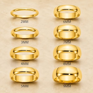 Op de afbeelding: Acht gepolijste gouden ringen gerangschikt in twee kolommen, gelabeld met breedtes van 2mm tot 9mm. Elke ring heeft een glad, afgerond oppervlak en een reflecterende metallic afwerking, die de variërende dikte van de banden duidelijk weergeeft.