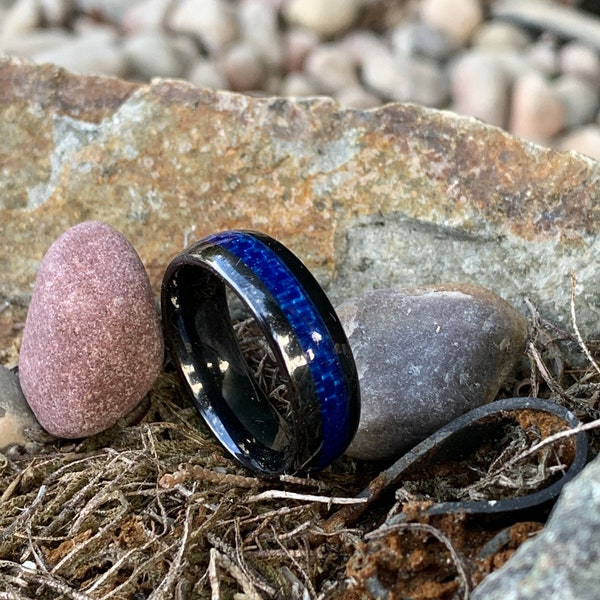 Gravure personnalisée - 8mm Céramique Noire Bleu Fibre de Carbone Centre Incrustation Engagement Anniversaire | Bague de mariage pour hommes ou femmes