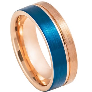 Puede incluir: Una banda de boda de carburo de tungsteno de color oro rosa y azul con un acabado cepillado.