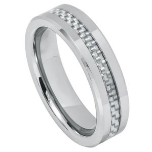 Anillo de bodas de tungsteno con incrustaciones de fibra de carbono gris personalizado