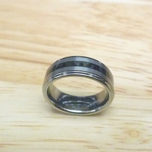 6mm Black Carbon Fiber Inlay Step Edge Wedding Band, Personalized Men’s Promise Ring, Custom Engraved Dainty Ring, Tungsten Carbide Ring