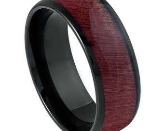 Op de afbeelding: Een zwarte ring van wolfraamcarbide met een rode houten inlay. De ring heeft een gepolijste afwerking en een afgeschuinde rand.