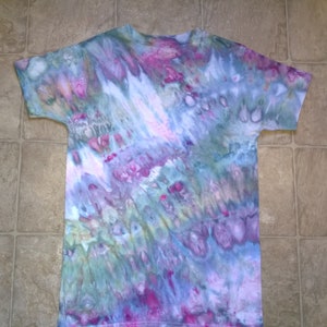 Camiseta tingida à mão - unissex - tamanho médio para jovens - azul, verde e rosa - tie-dye de penas de papagaio