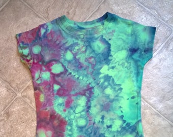 Hand Dyed T-Shirt - Rabbitskins contoured Girls Size 2 - Parrot Green & Magenta - Ocean Current Tie Dye