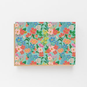 Cartão de saudação em branco verde com flores de verão