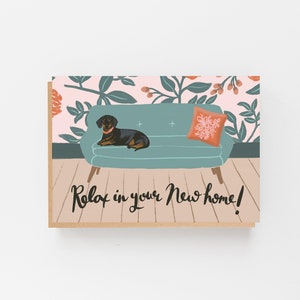 Célébrez l'étape importante de votre ami avec une carte faite main pour une nouvelle maison et un message personnalisé - Carte Chien se détendant sur le canapé
