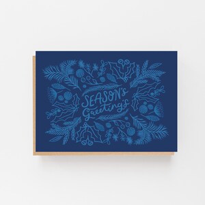 Felices fiestas - Tarjeta navideña azul sobre azul - Tarjeta benéfica